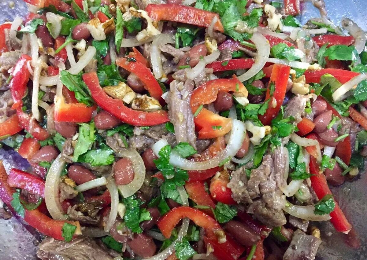 Салат тбилиси с говядиной и болгарским перцем. Салат тбилиси с говядиной и болгарским перцем. Салат с говядиной и фасолью. Салат с говядиной и красной фасолью. Салат тбилиси с говядиной и болгарским перцем.