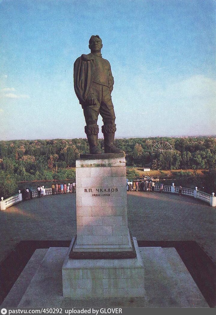 Г оренбург чкалова. Чкалов памятник Оренбург. Памятник в п Чкалову Оренбург. Чкалов статуя Оренбург. Памятник Чкалову Оренбург на Советской.