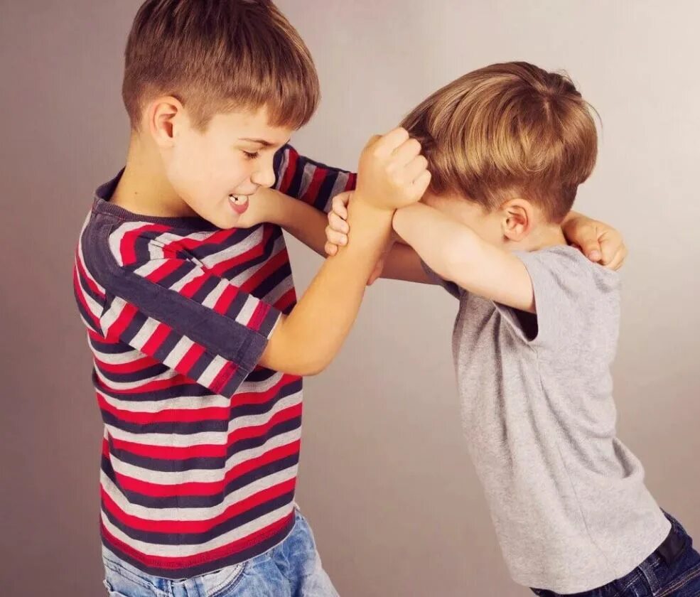 Тревожный ребенок. Мальчики дерутся. Детско-родительские отношения. Конфликтный ребенок. Ага детская.