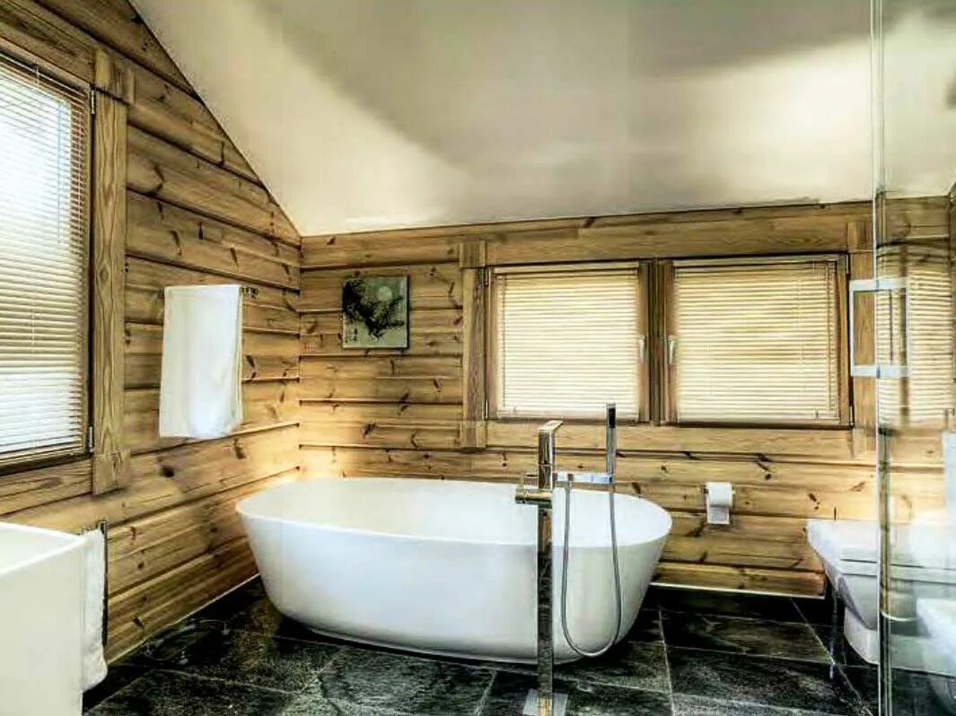 Отделка деревянной комнаты. Ванная в деревянном доме. Ванная комната в деревянном доме. Ванная комната отделанная деревом. Санузел в деревянном доме.
