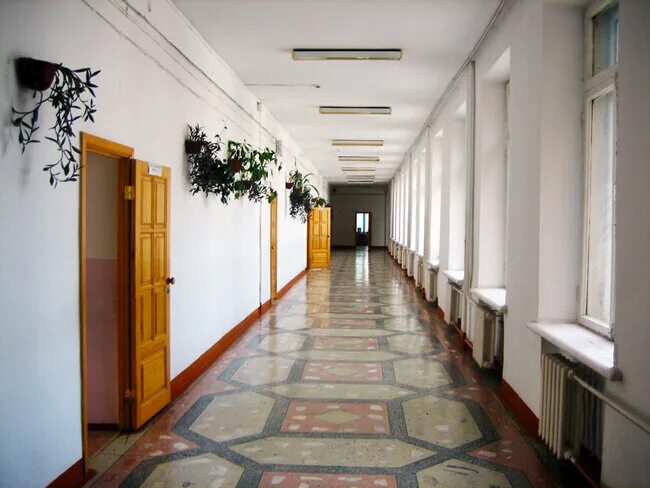 Коридор школы. Кабинет 1 класса. 1 школа внутри. Коридор школы. Школьный зал.