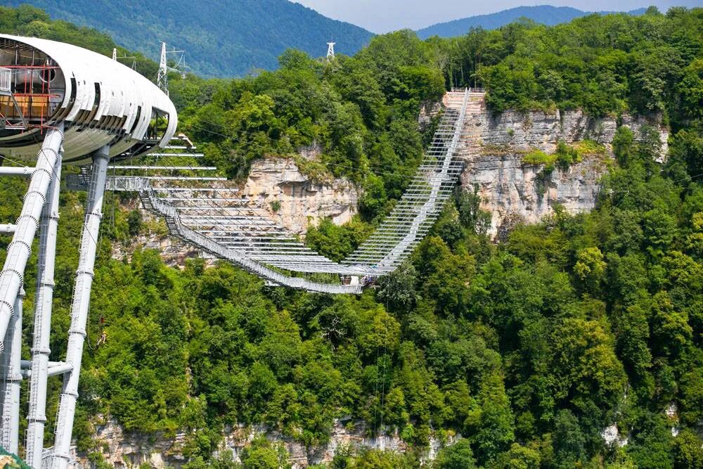 Отель skybridge. Мост Скайбридж в Сочи. Подвесной мост Сочи Скайпарк. Сочи Адлер Скайпарк. Скайбридж красная Поляна.