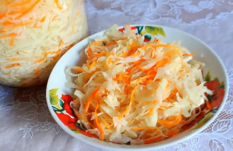 Капуста быстрого приготовления за час. Квашеная капуста с белым наливом. квашеная капуста хрустящая и сочная в рассоле. квашеная молодая капуста быстрого приготовления. квашеная капуста без растительного масла.