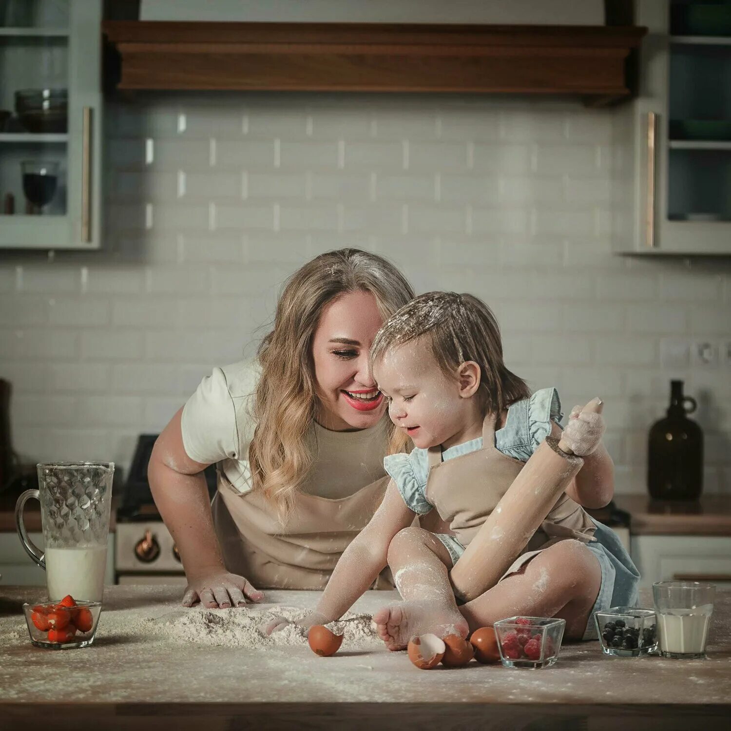 Мама с дочкой на кухне. Фотосессия мама и дочка на кухне. Семейная фотосессия с дочкой. Фотосессия на кухне в студии мама и дочка. Фотосессия мама и взрослая дочь в студии.