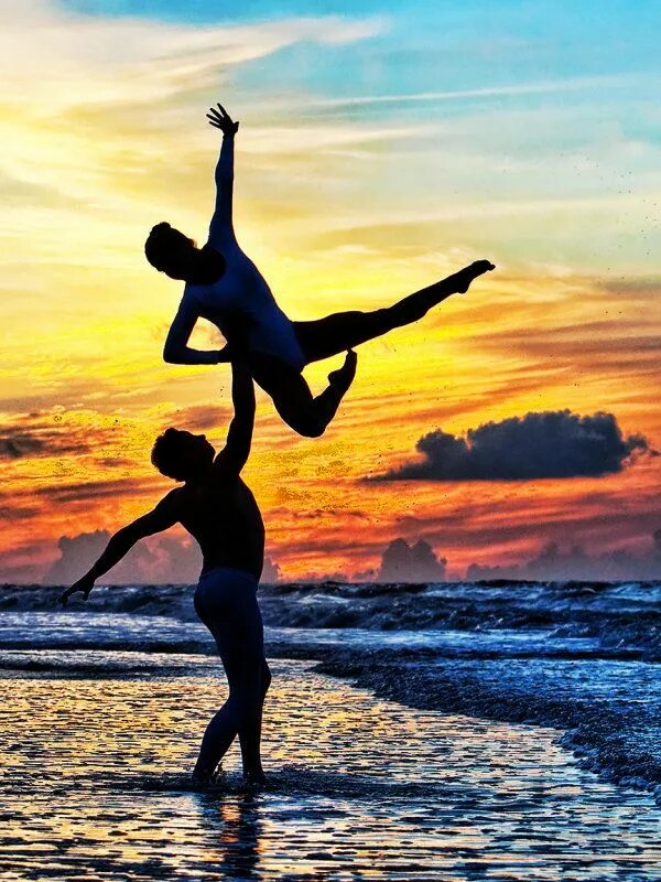 Христина манагадзе. Танцы на пляже. Танец на закате. Счастливые люди танцуют. Девушка танцует на берегу моря.