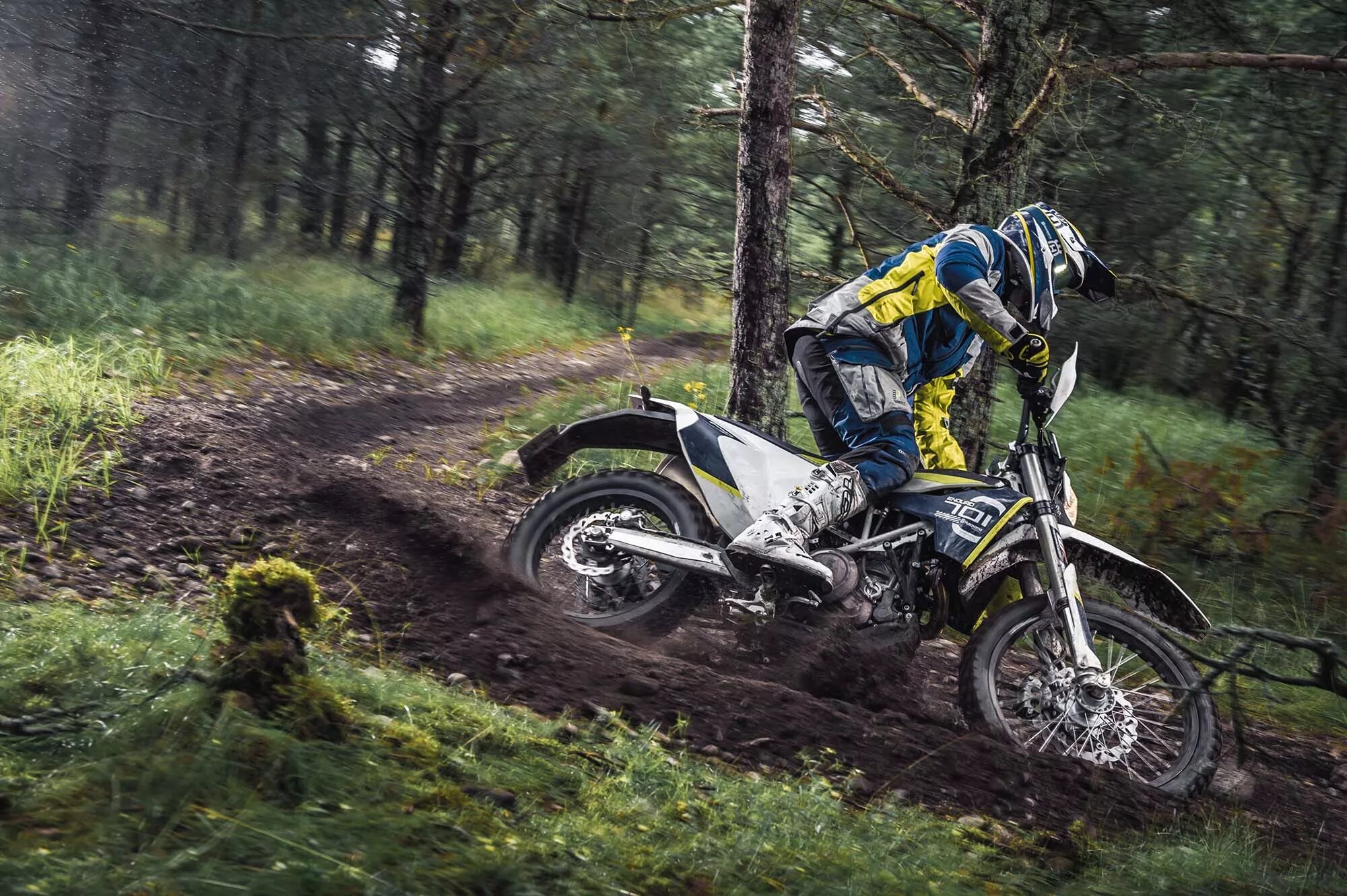 Эндуро драйв. Enduro. эндуро в лесу. эндурики мотоцикл. мотоциклист эндуро.