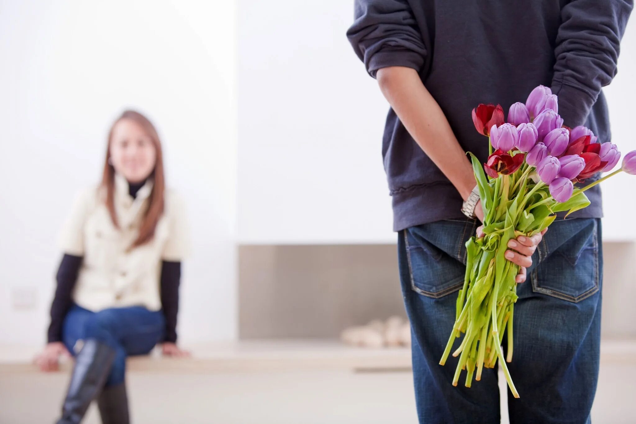 Женщина с букетом тюльпанов. Мужчина с цветами. Парень дарит цветы. Букет для мужчины. Парень дарит девушке цветы.