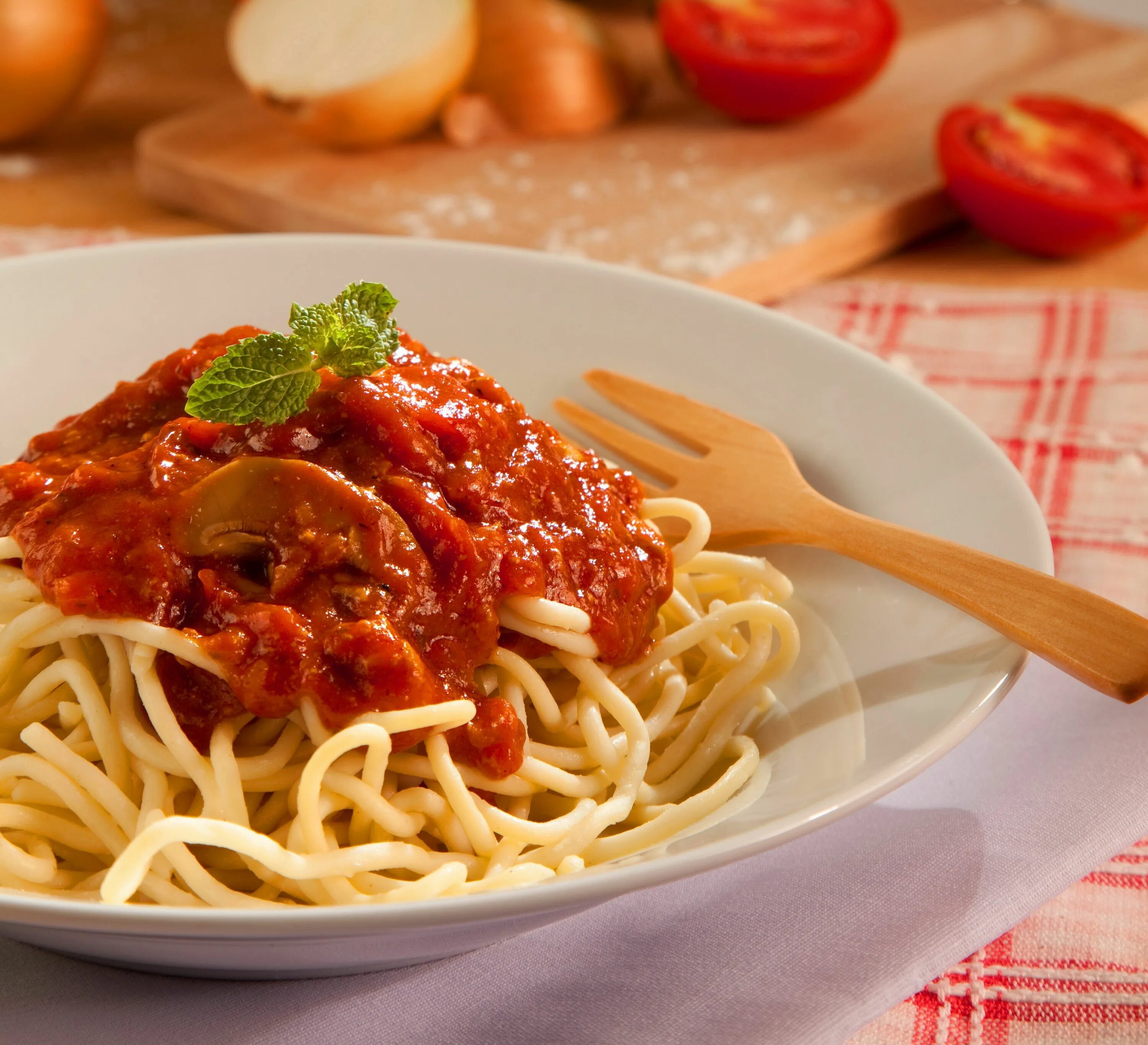 Паста болоньезе классический итальянский. Спагетти с соусом Болонез. Мафальдине болоньезе. Паста болоньезе Италия.