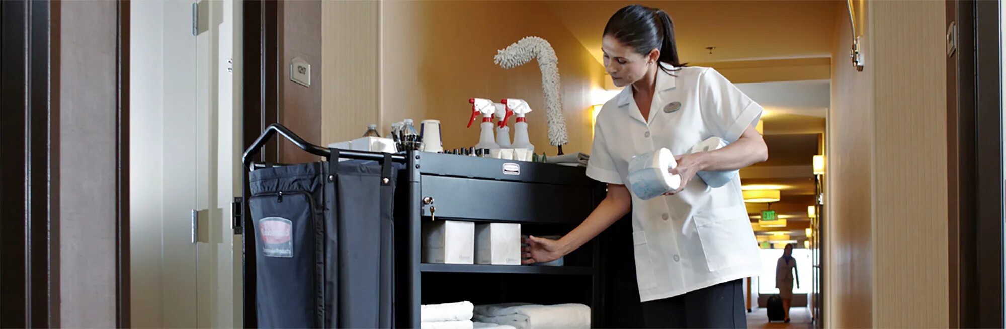 Уборщица зашла в номер. Уборка в гостинице. Уборщица зашла в номер. Уборка в гостинице. Горничная уборка.