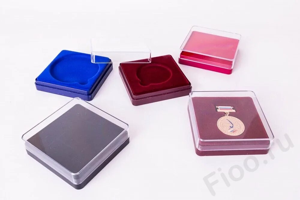 Коробочка для значка. Футляр для значка. Пластиковая коробочка для медали. Коробочка пластиковая для значков. Коробочки для значков.