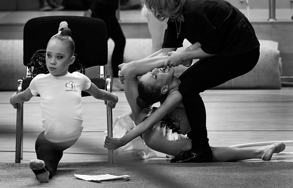 Растяжка дети плачут. Растяжка дети плачут. Растяжка в художественной гимнастике до слез. Гимнастика растяжка. Растяжка с тренером до слез.