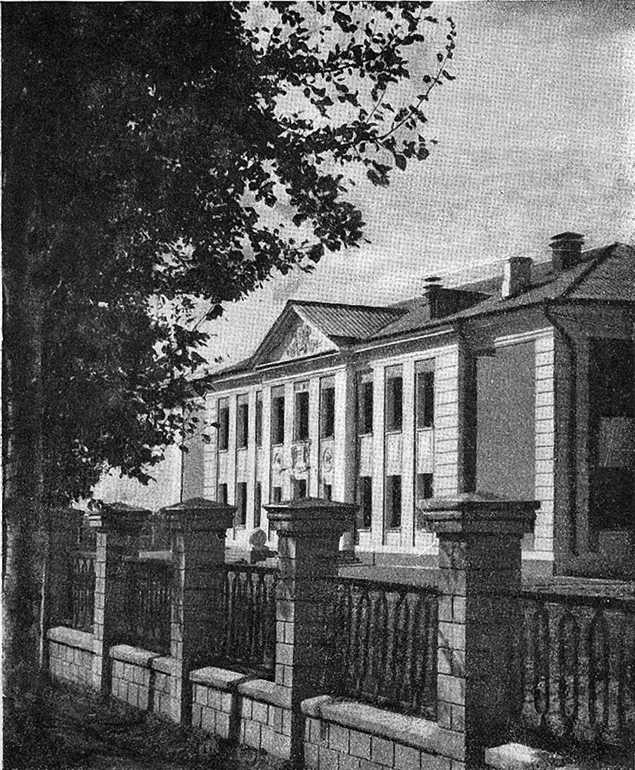 самая первая школа. 1 школа в лименде котлас. карповская средняя общеобразовательная школа здание. когда была открыта первая школа. когда была построена 1 школа.