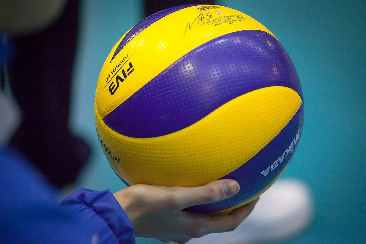 Волейбол инвентарь и оборудование. Инвентарь для волейбола. Волейбольный инвентарь для тренировок. Волейбольный мяч микаса 200. Волейбол инвентарь и оборудование.