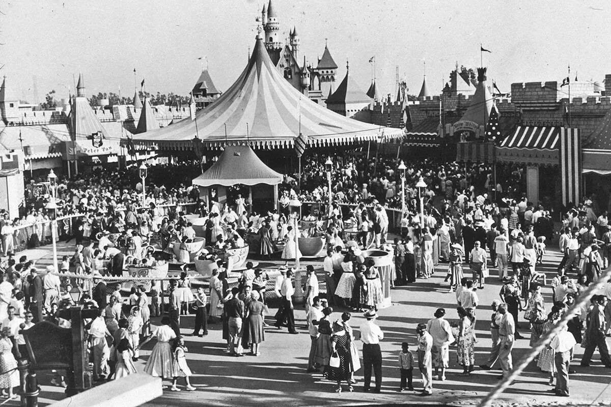 Первый диснейленд. Парк Уолт Дисней 1955. Уолт Дисней открытие парка 1955. Первый Диснейленд 1955. Диснейленд Калифорния 1955.