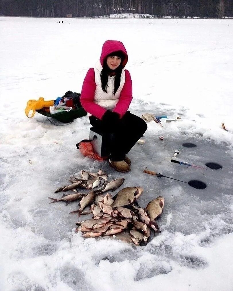 Где зимой ловят рыбу. Вазузское водохранилище рыбалка. Яузское водохранилище рыбалка зимой. Зимняя рыбалка на Яузском водохранилище. Девушки на зимней рыбалке.