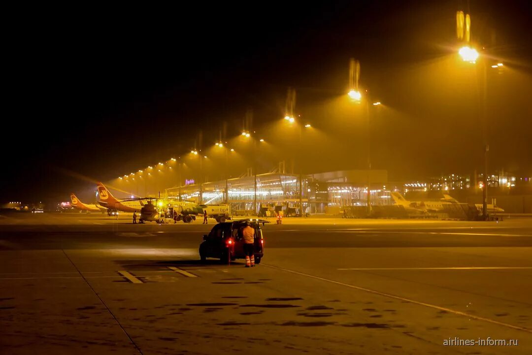 Ночной аэропорт. Аэропорт ночью. Аэропорт вечером. Ночной терминал в аэропортах.
