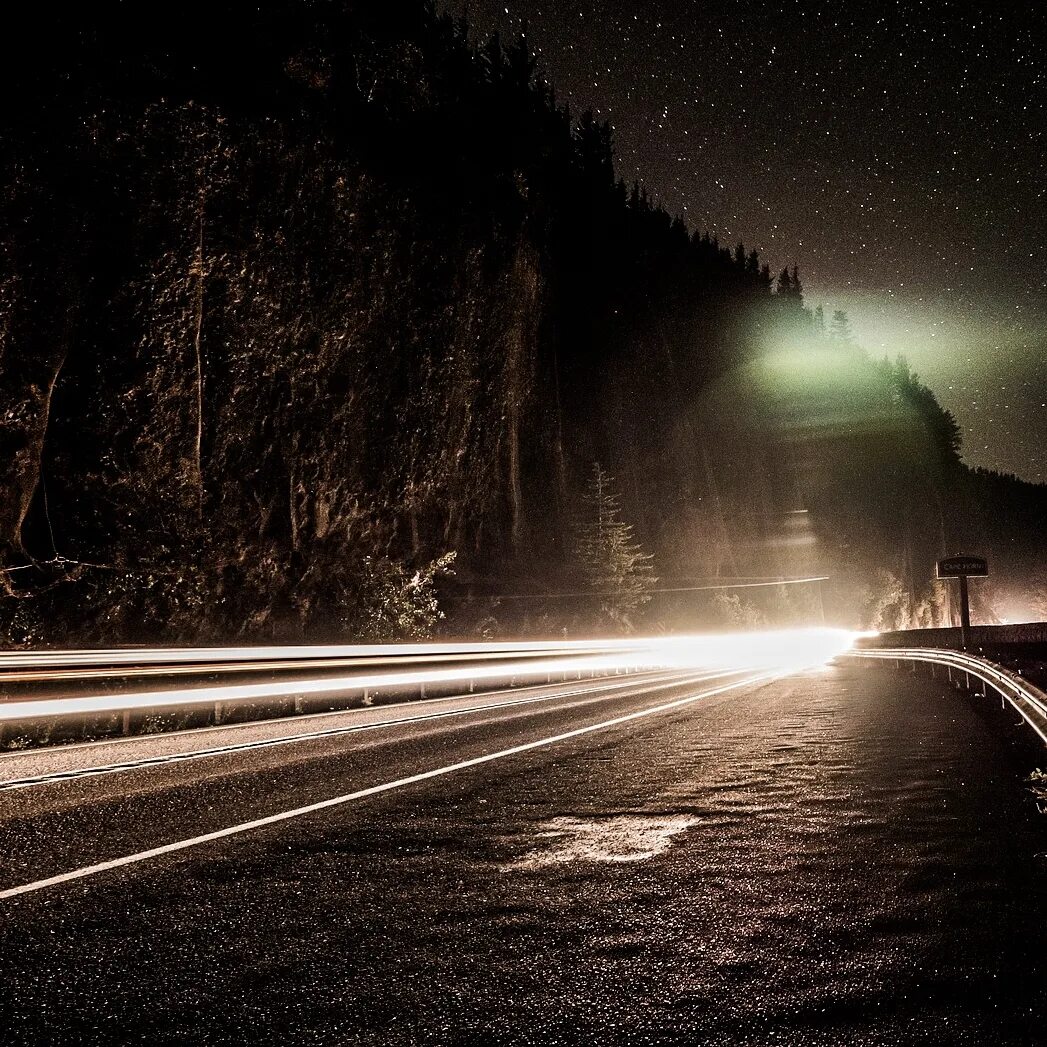 Дорога ночью. Красивая дорога. Пустынная дорога ночью. Ночная трасса в горах с фонарями.