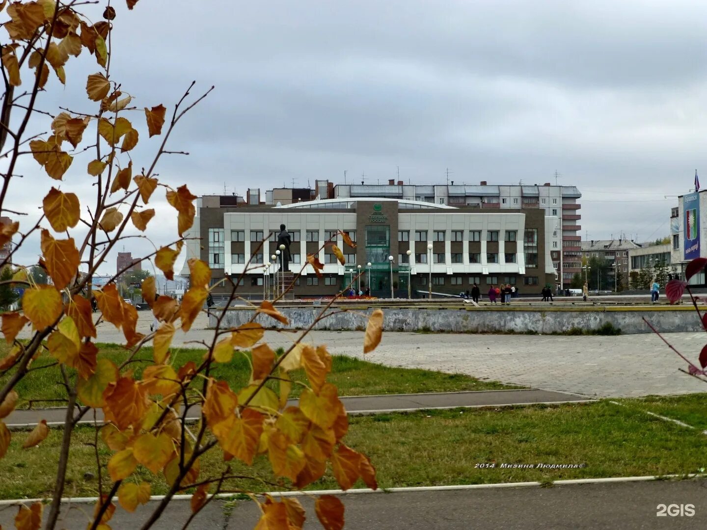 Братск х. Сбербанк братск ленина. мемориал славы братск осенью братск. проспект ленина братск. братск осень.