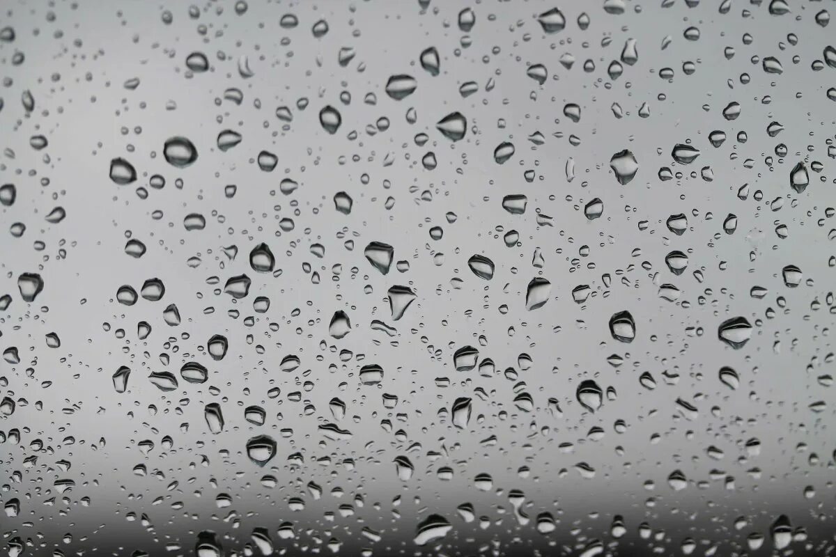 Капли дождя в воздухе. Капли на стекле. Капли дождя. Капли воды на стекле. Мокрое стекло.