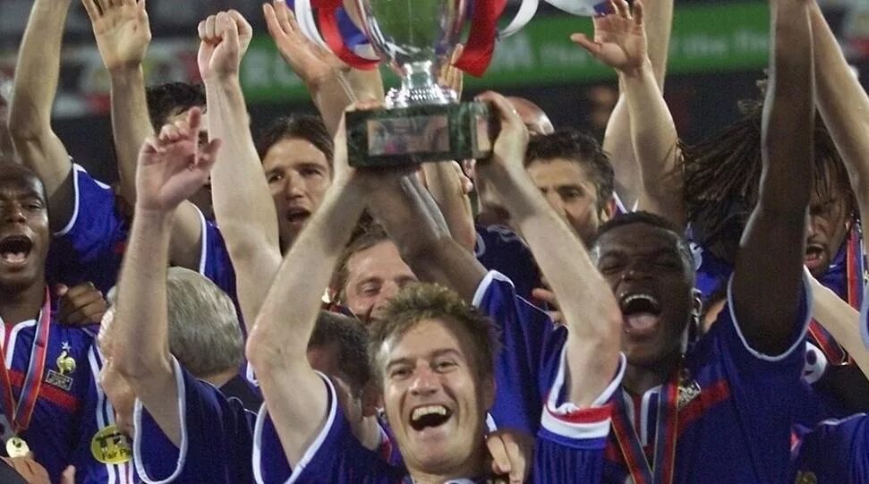 Франция чемпион какого года. Сборная Франции евро 2000. Франция чемпион Европы 2000. Сборная Франции чемпион Европы по футболу 2000. Франция чемпион 1998.