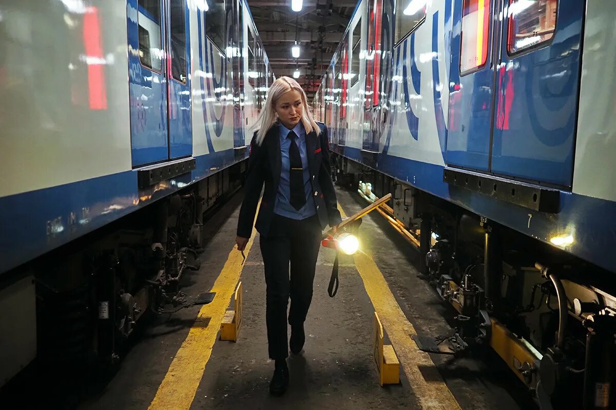 Девушки метрополитена. Люди в московском метро летом. Центр профориентации метрополитена. Красивые девушки в транспорте. Девушка в метро эстетика.