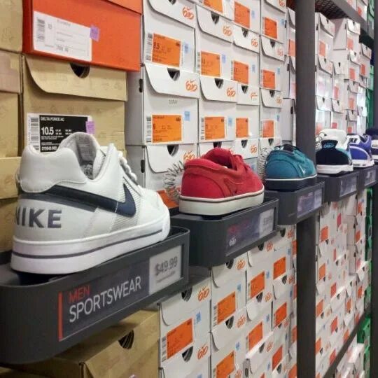 Найк аутлет белая дача. Nike outlet. Кроссовки аутлет. Nike аутлет белая дача. Nike outlet москва.