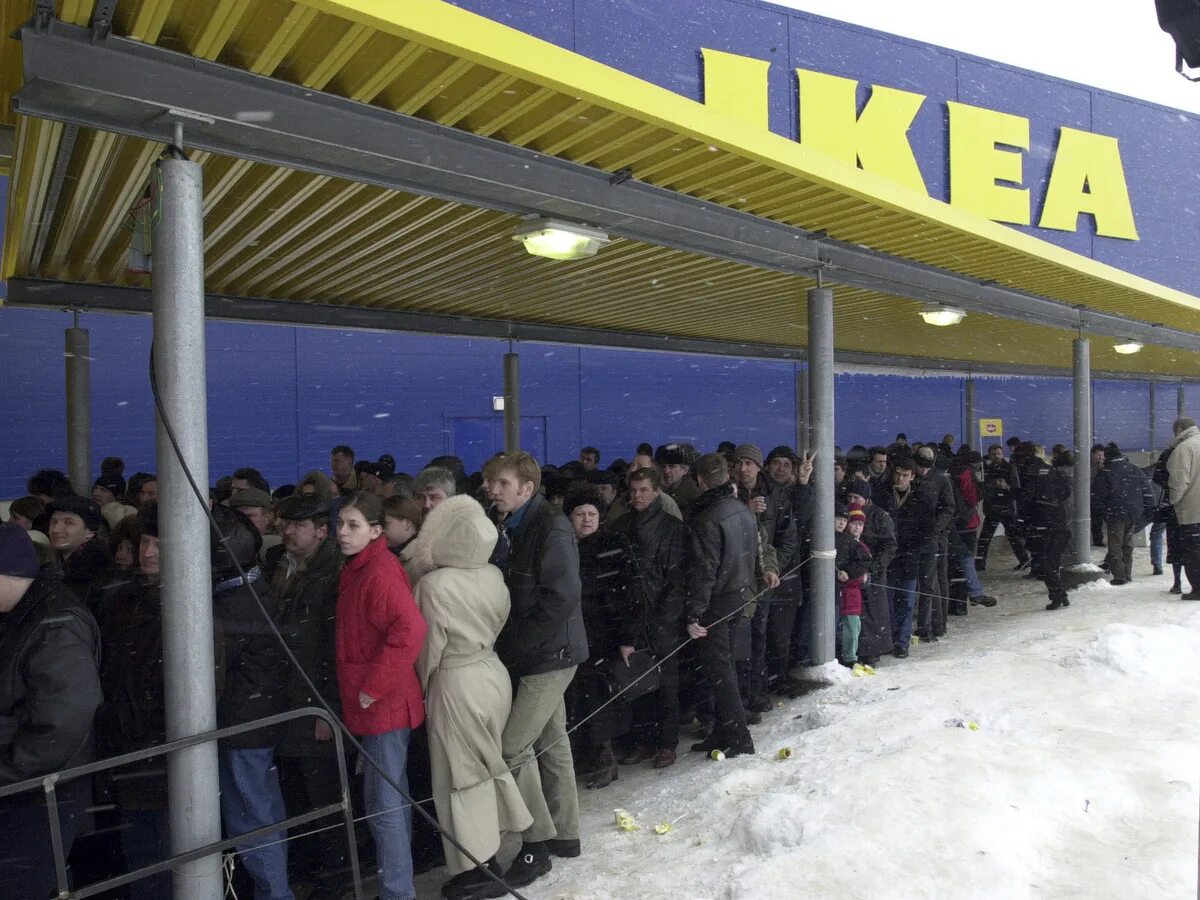 Комната очередь. Ikea в химках 2000 год. очередь в икеа в химках 2000. первый магазин икеа в россии. открытие икеа химки 2000 год.