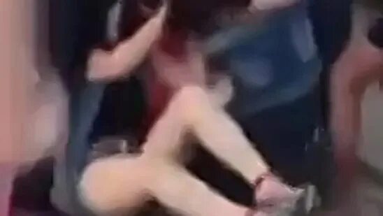 Жена избивает мужа мужа. Жена избила любовницу. Жена избила пьянного мужа. Издевались над девушкой в квартире. Видео издевательства в биробиджане.