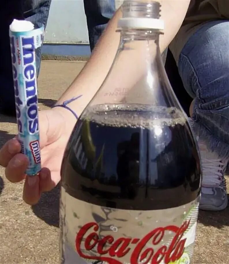 Кока кола моча. Coca cola 3d model. Кока кола моча. Опыт кола с молоком. Открывашка банки колы.