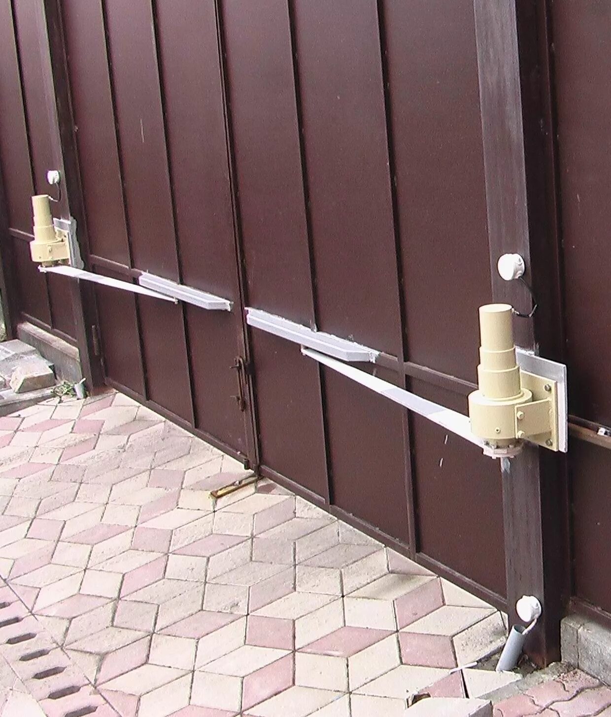 Затвор на ворота 400х120. Закрывание распашных ворот. Затвор на распашные ворота. Закрывание распашных ворот. Запор на распашные ворота.