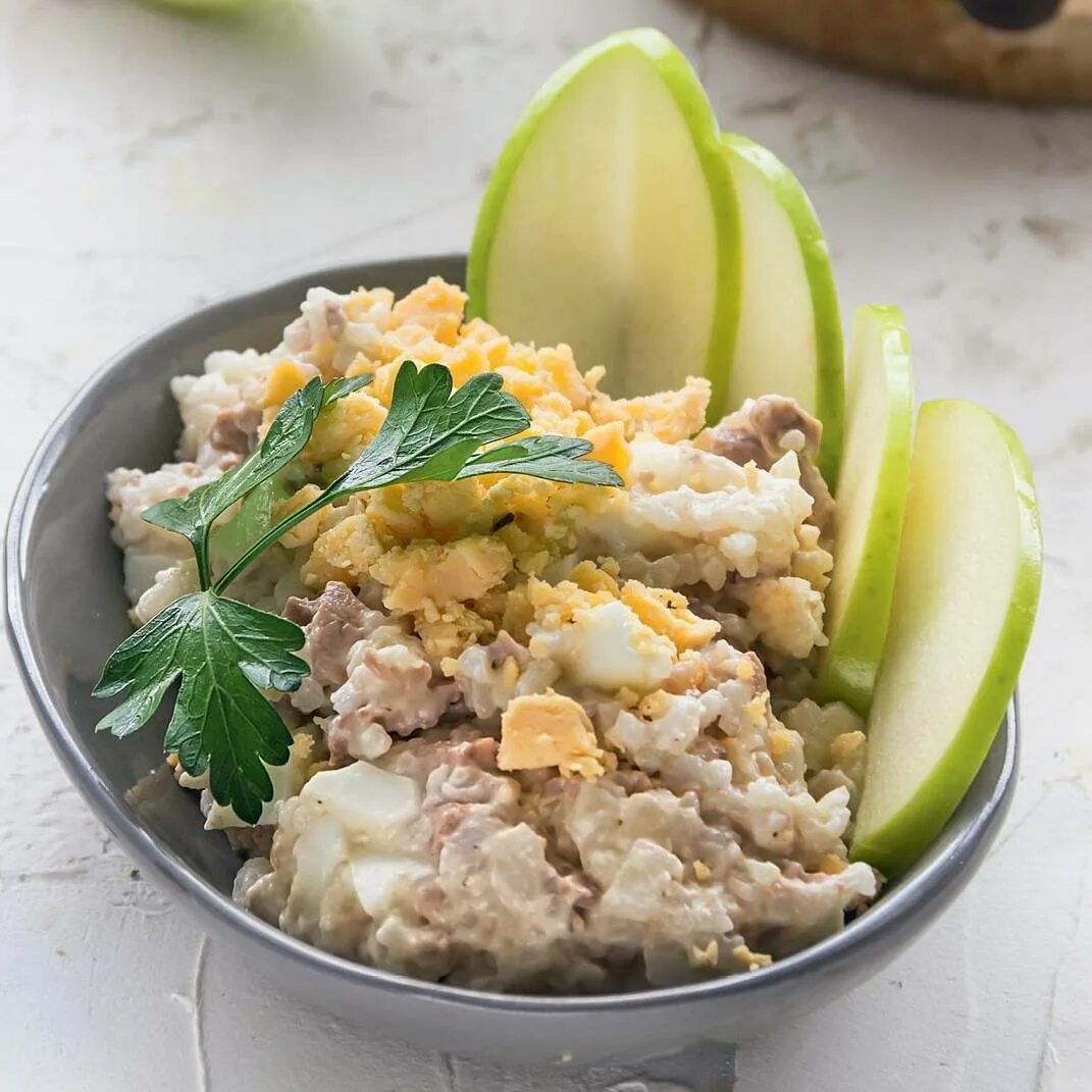 Салат из печени трески с рисом
