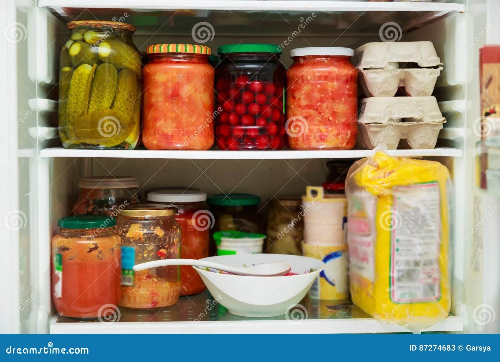 Рецепт из продуктов которые есть в холодильнике. Холодильник для солений. холодильник для баночки. холодильник с продуктами. банки с соленьями в холодильнике.