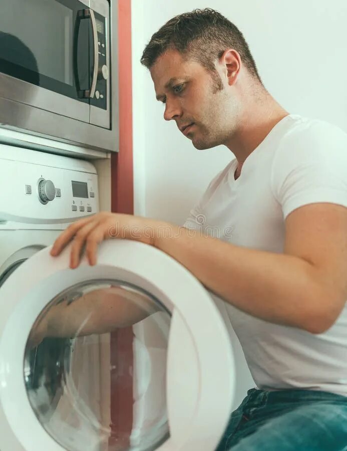 Ремонт стиральных машин на дому горенье. Мужчина чинит стиральную машину. Техника для мужчин. Мужчина техник. Мужик с техникой.