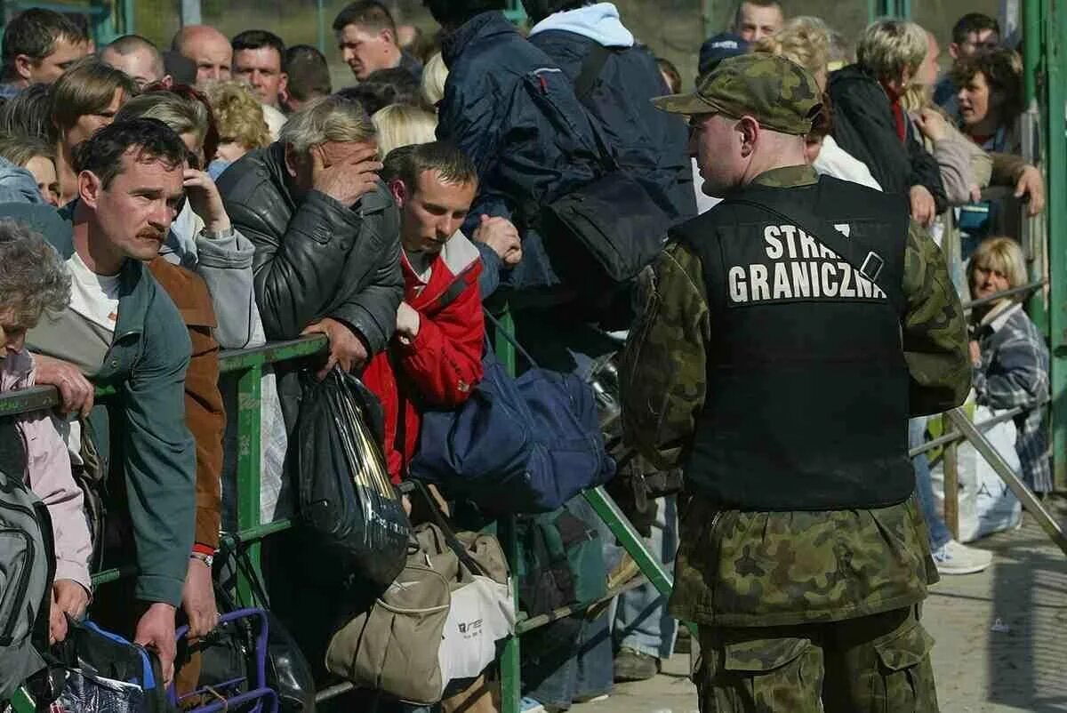 Украина. Украинцам разрешили. Украинцам разрешили. Наглые беженцы в европе. Война на украине люди в метро.