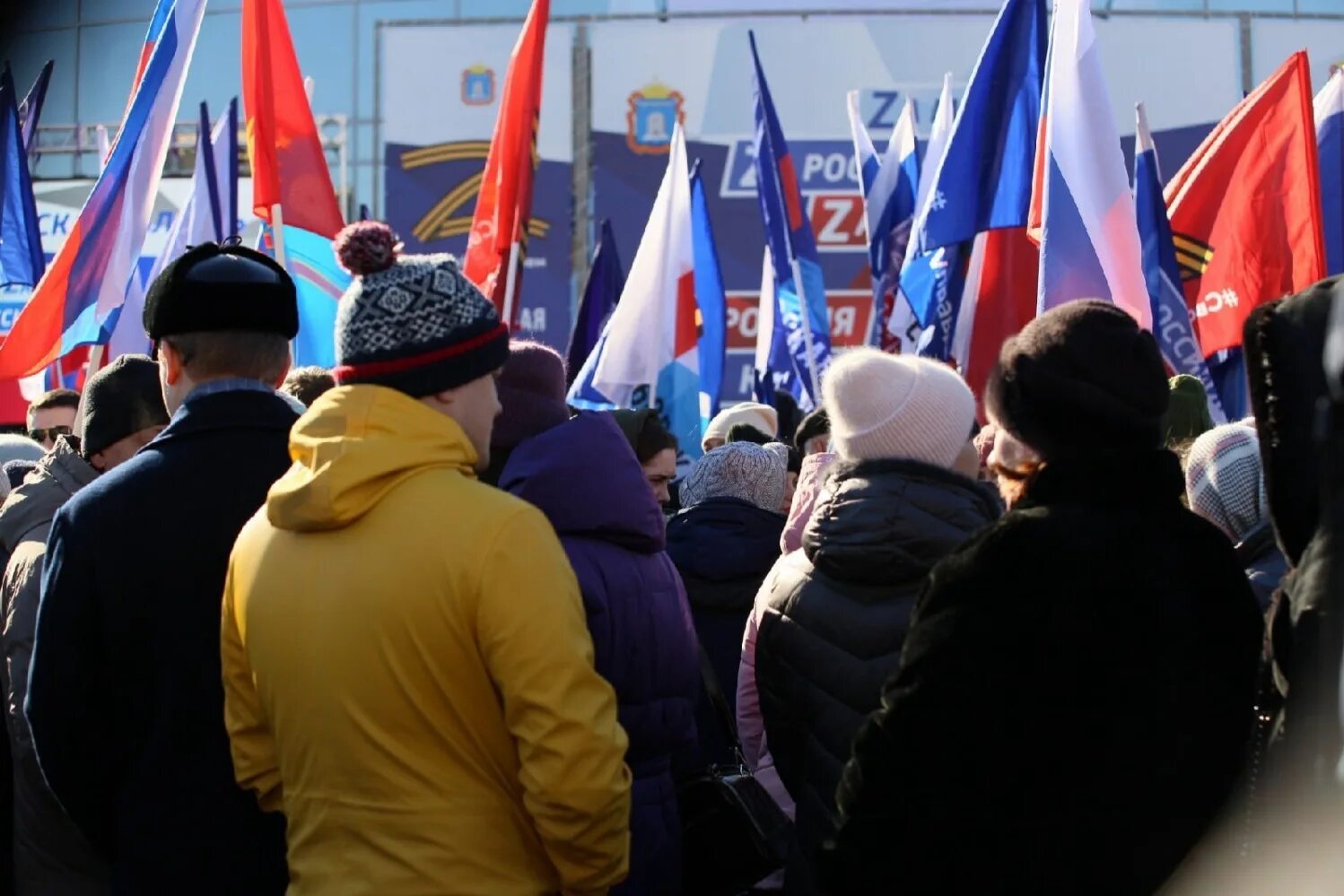 Митинг концерт 10 лет в родной гавани. Воссоединение Крыма с Россией. Тамбов вести годовщина воссоединения Крыма и России. Крым Россия юбилей.