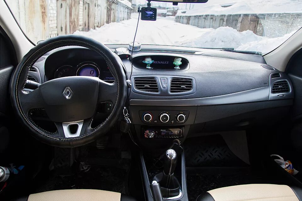 Торпедо renault. Торпеда рено флюенс 2011. 681005424r. Торпедо renault fluence. Рено флюенс салон.