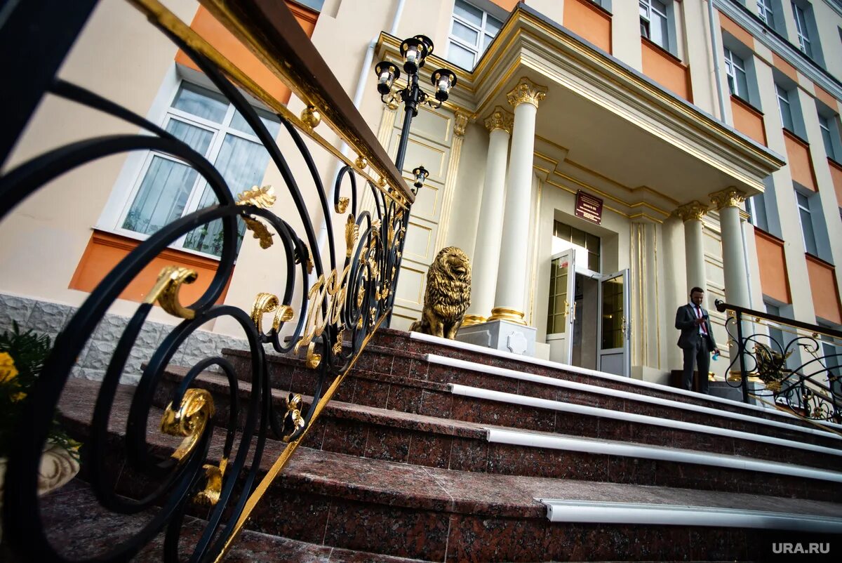 Школа которую отремонтировал симановский. Золотая школа екатеринбург. 106 школа екб. Школа симановского екатеринбург 106. Золотая школа в екатеринбурге симановского.
