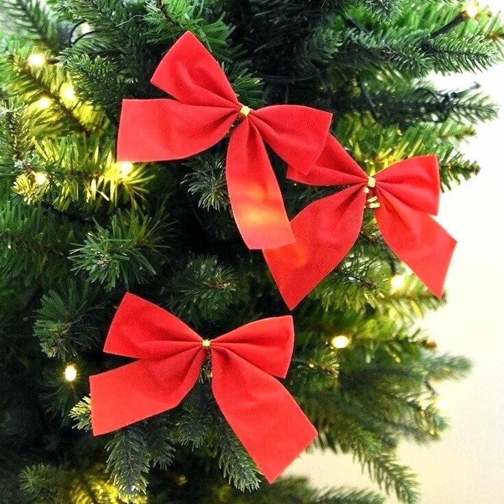 Новогодняя елка с бантами. Елка украшенная бантиками из лент своими руками. Украшение елки бантами. Бантики на елку. Банты на уличную елку.