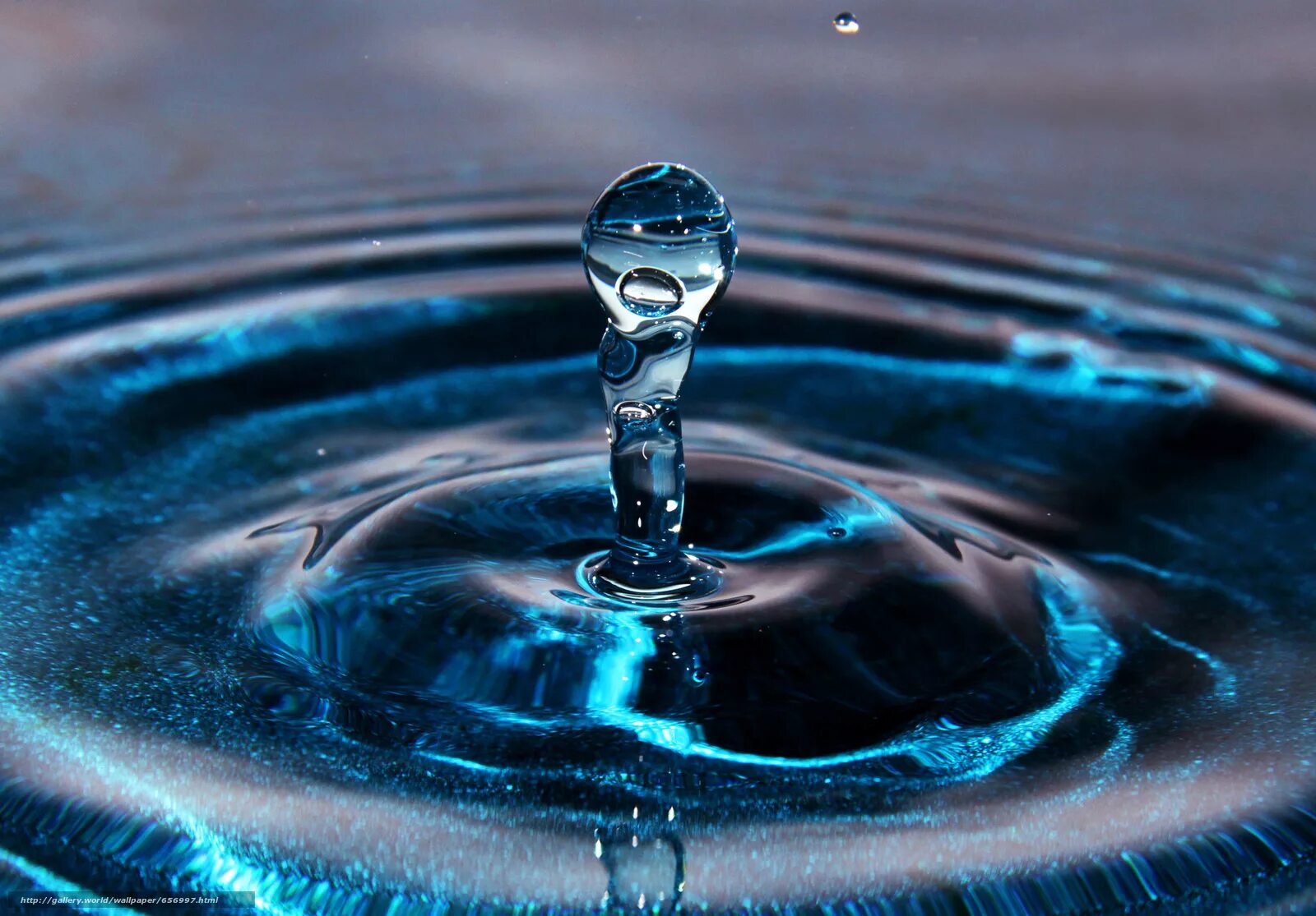 Жидкость вода. Питьевая вода. Жидкость вода. Вода. Капля падает в воду.