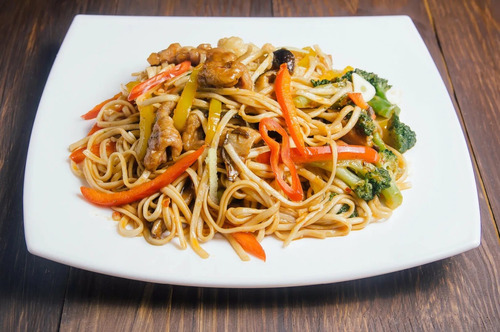 Домашняя лапша со свининой и овощами. Wok удон. лапша удон с грибами и овощами. лапша пшеничная удон с овощами. вок свинина лапша удон.