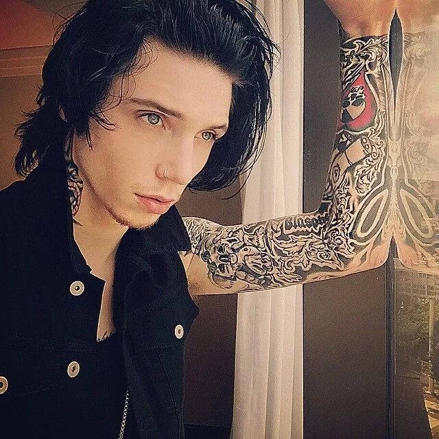 Black veil brides солист. Энди бирсак we don't have to dance. Andy andy us. Энди бирсак 2021. Энди бирсак 2015.