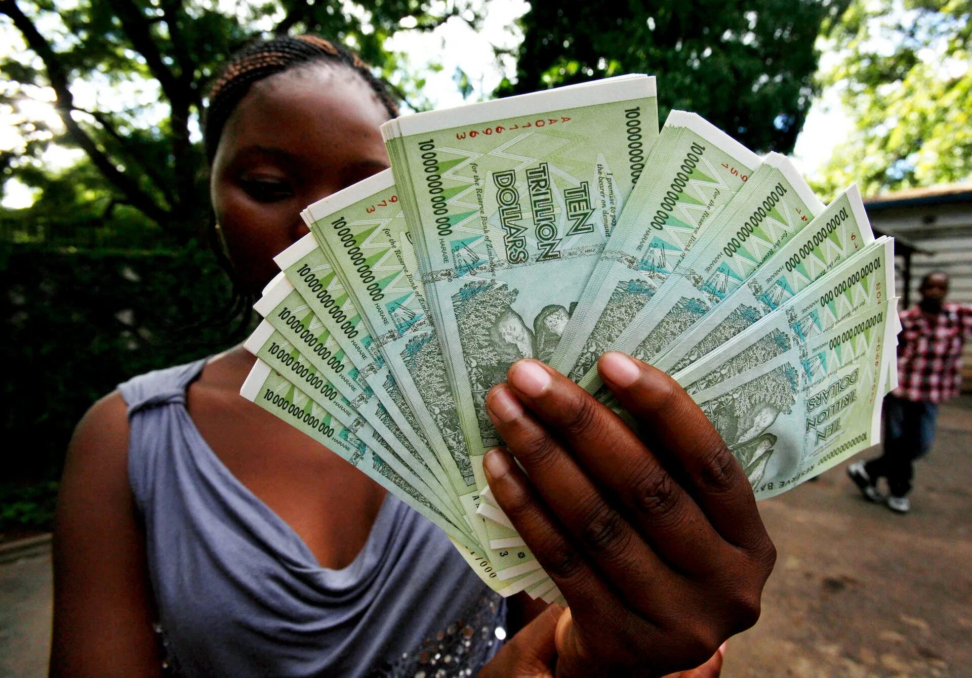 1 миллиард зимбабвийских долларов. Гиперинфляция в Зимбабве 2008. Гиперинфляция в Зимбабве. Инфляция в Зимбабве 2008. Деньги Зимбабве.