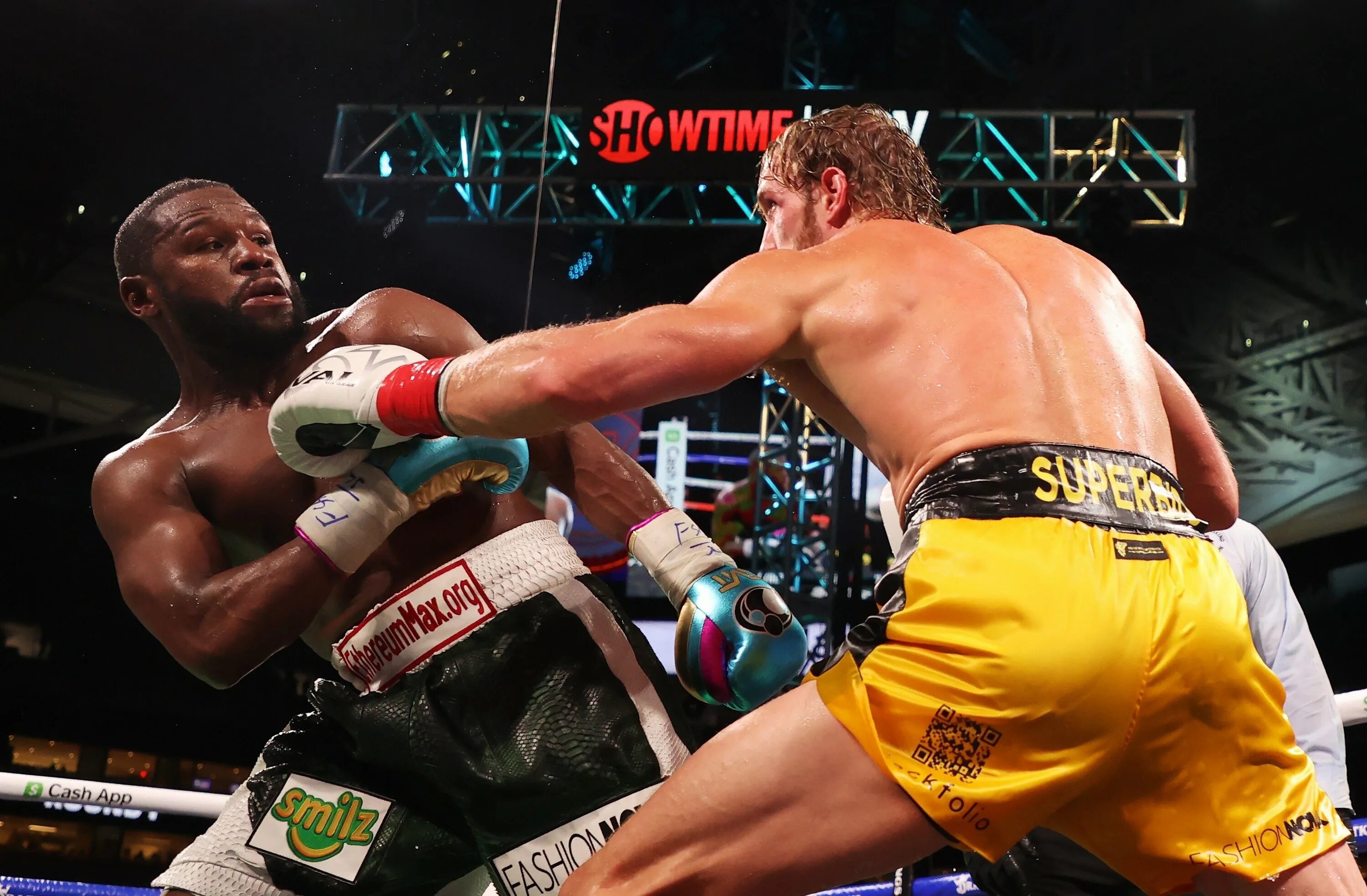 Logan paul floyd mayweather. Флойд мейвезер логан пол. logan paul mayweather. мейвезер флойд и нокдаун. флойд мейвезер логан пол бой.