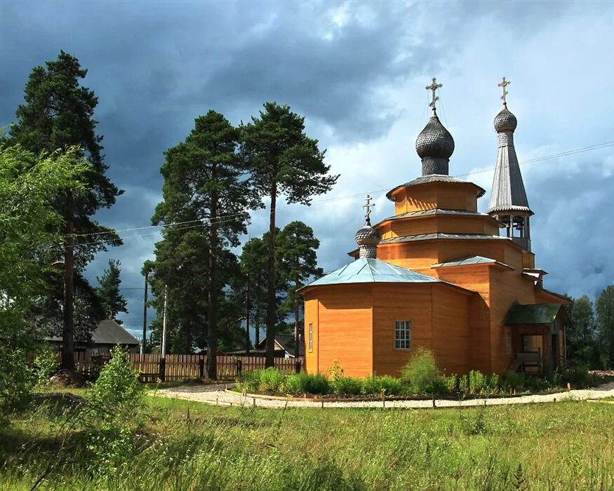 Поселок хвойная новгородская. Церковь Никандра Городноезерского Хвойная. Храм в Хвойной Новгородской области. Видимирь Хвойнинский район храм. Посёлок Хвойная Церковь Никандра.