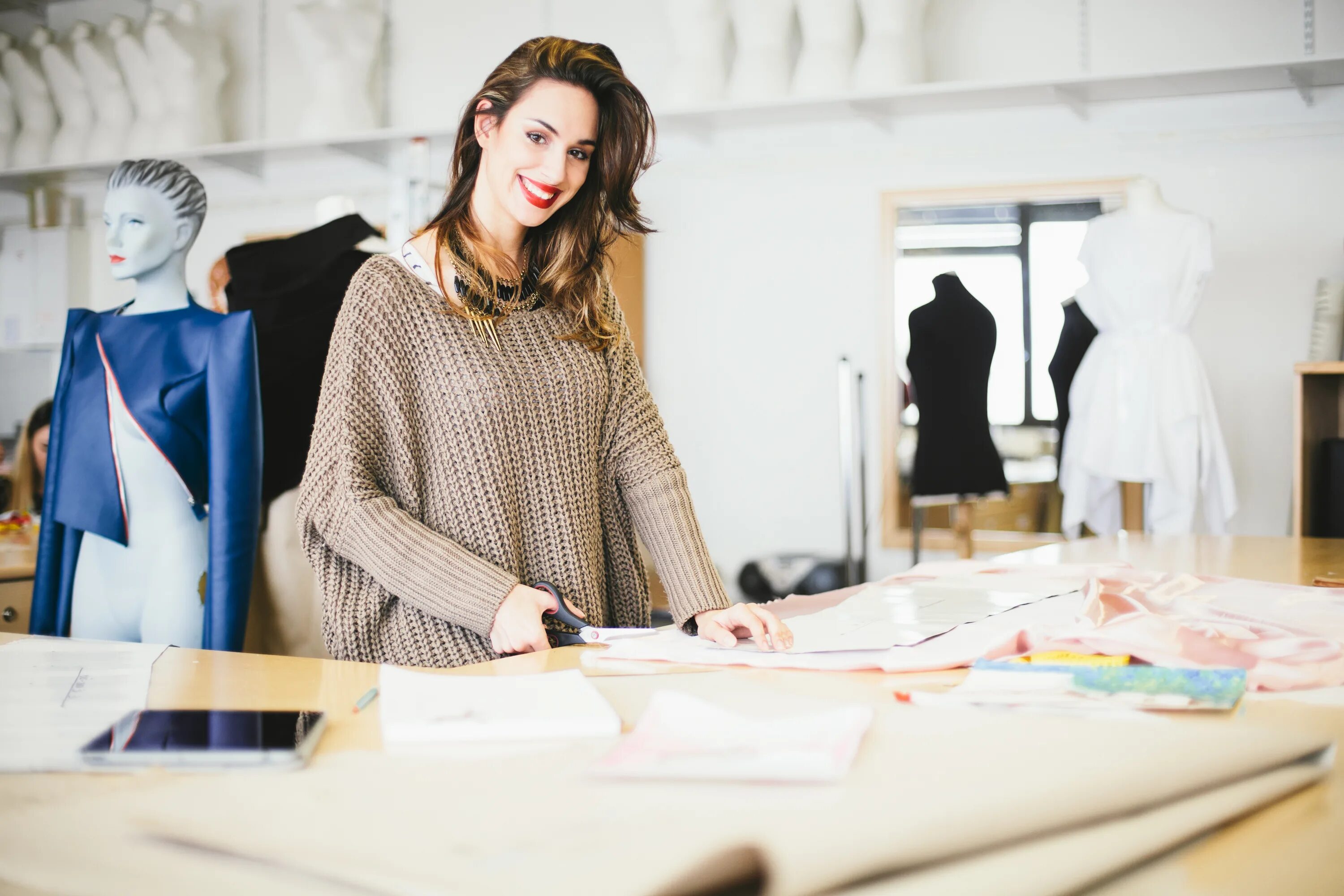 Модельер-конструктор одежды. Модельер дизайнер одежды. Дизайнер модельер. Модельер одежды. Модельер одежды.