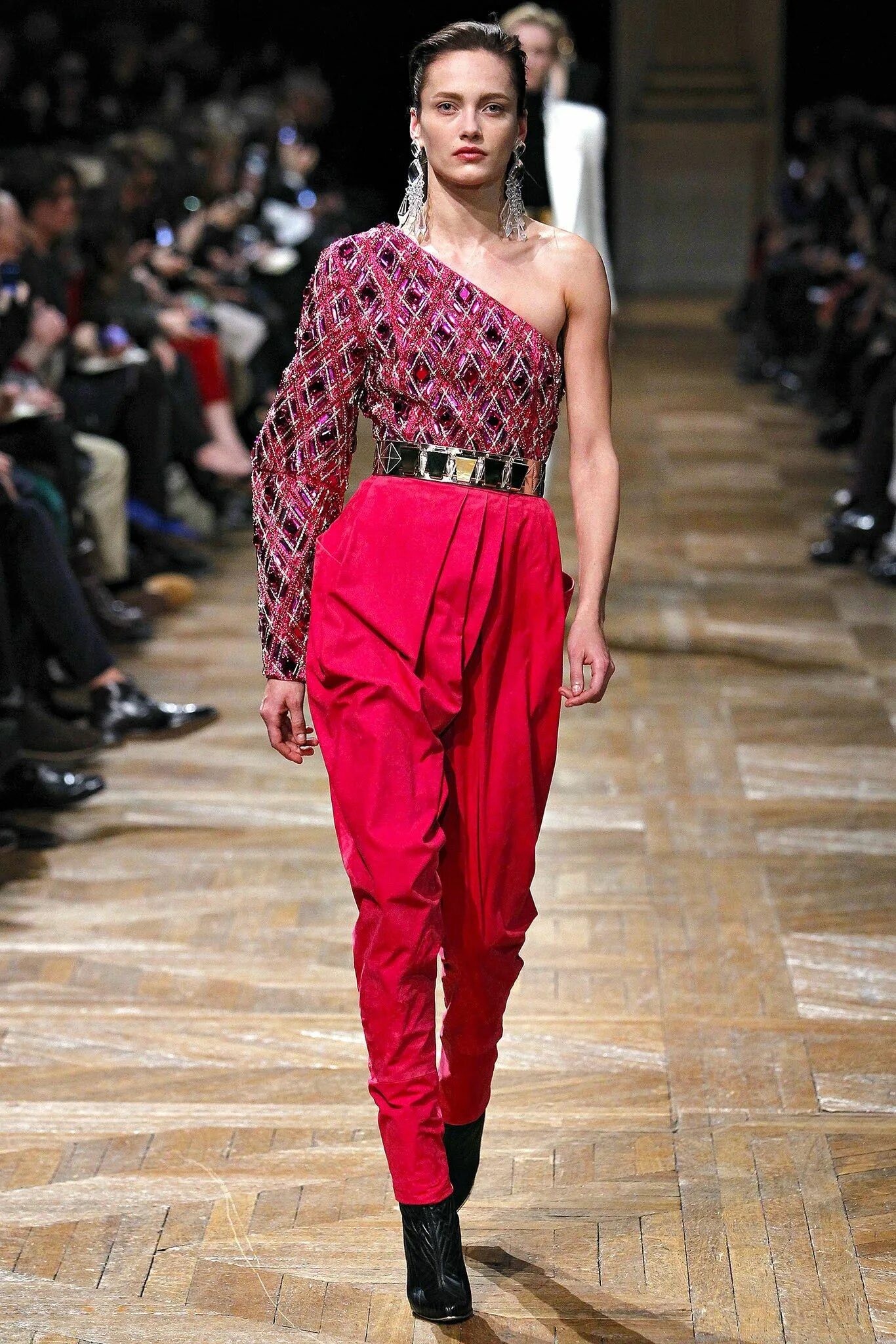 Показ модной одежды. Balmain 2013-2014. модный показ. одежда с показов мод. экстравагантный стиль в одежде.