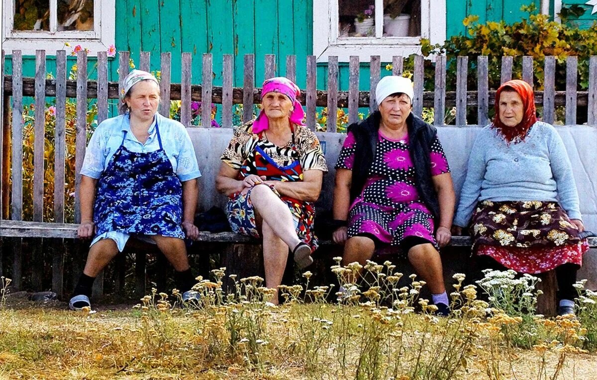 Бабушка село. Бабушки на лавочке в деревне. Деревенская бабушка. Бабки на скамейке в деревне. Старушки на лавочке в деревне.