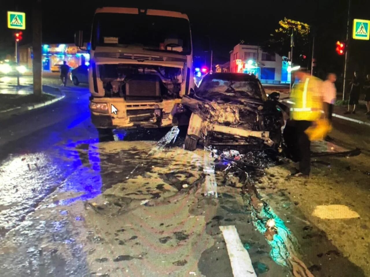 Ростов инцидент. Расстреляли машину в ростове на дону. Авария на щербакова ростов на дону. Машина на улице. Дтп аксай ростовская область.