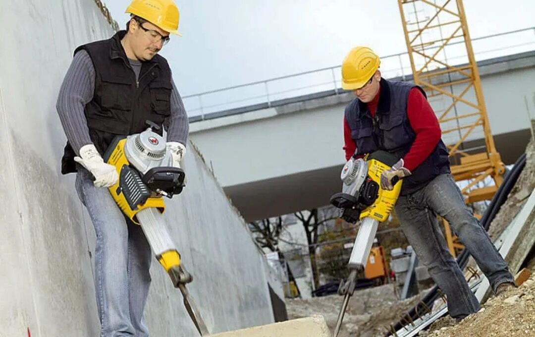 Перфоратор на стройке. Перфоратор в стене. Демонтаж кирпичных стен. Демонтаж кирпичных перегородок. Демонтаж кирпичных стен.