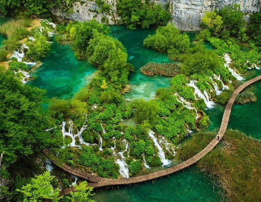 Плитвицкие озёра Хорватия. Национальный парк Плитвицкие озера Хорватия. Плитвицкие озёра Хорватия фото. Плитвицкие озера - крупнейший национальный парк Хорватии. Водоемы нашей планеты